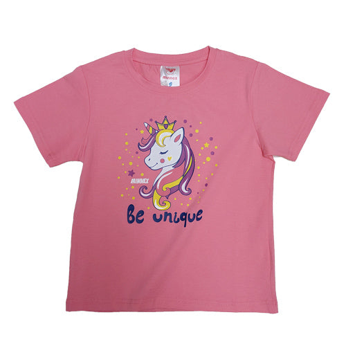 粉紅色短袖兒童 T 恤,圖案上有一隻色彩繽紛的獨角獸,頭上有皇冠和星星,圖案下方寫著「獨一無二」(be unique)。.