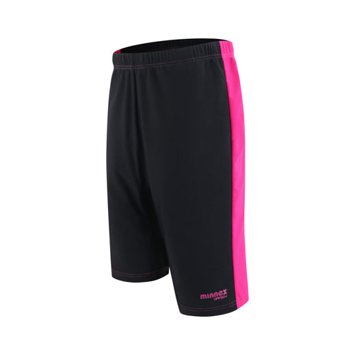 The 黑/玫紅及膝童裝防曬褲 <81255-F6> features black athletic shorts with bright pink side panels, pink stitching, and a pink minnex logo for stylish sun protection and comfort for active kids.