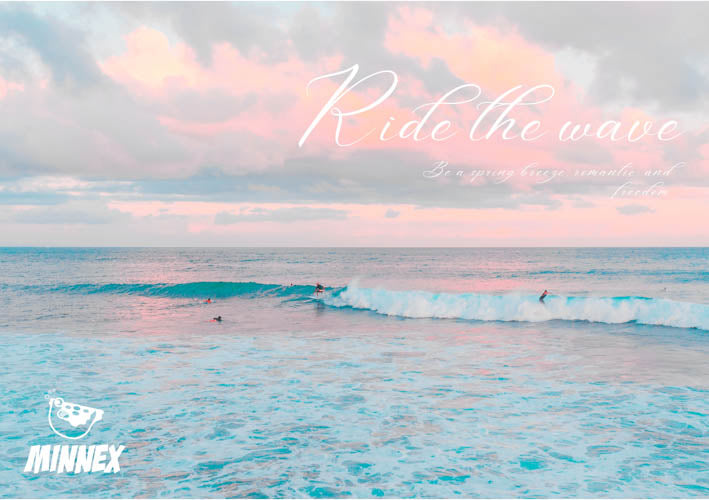 日落時粉色調的海洋景色,有衝浪者在乘風破浪。白色草書文字寫道:「乘風破浪。如沐春風,浪漫婉約"。MINNEX 標誌出現在左下角。.