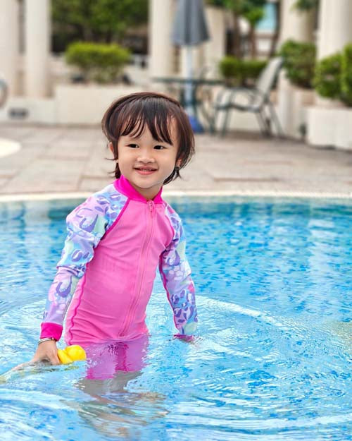 嬰兒泳衣選購指南：BB泳衣推薦及幼兒游泳安全貼士