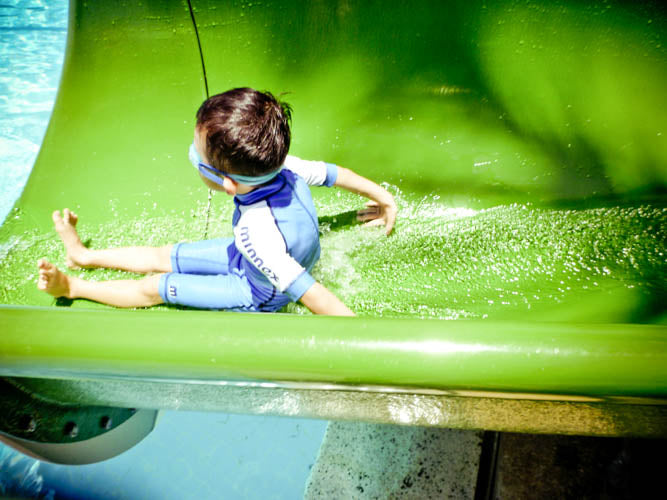 Minnex 兒童泳衣：UPF50+ 防曬保暖，呵護寶貝夏日玩水安全！ ☀️🌊