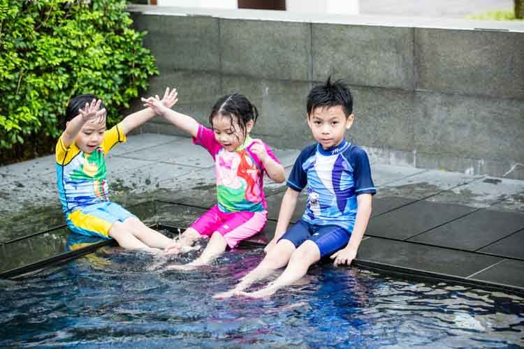 Minnex 兒童泳衣：UPF 50+ 防曬連帽泳衣 (Rashguard) ☀️🌊 為寶貝打造安全舒適水上體驗！