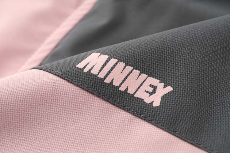 Minnex Store 粉紅色抓毛夾層童裝戶外褸<60221674-20>特寫，顯示柔軟的粉紅色和灰色布料，灰色部分印有淺粉紅色的「MINNEX」字樣。.