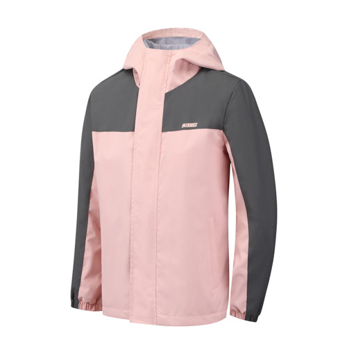 Minnex Store 粉紅色抓毛夾層童裝戶外褸 <60221674-20>採用雙色設計，淺粉紅色衣身/外罩、深灰色肩部/袖子、前拉鍊、彈性袖口和胸前白色小標誌。.