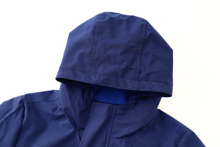 深藍色 Minnex Store 藍色抓毛夾層童裝戶外褸 <60221674-43> 的特寫，白色背景 - 保暖兒童外套的理想選擇。.