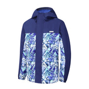 Minnex Store 藍色抓毛夾層童裝戶外褸<60221674-43>的肩部、兜帽和兩側是純海軍藍色，胸前和袖子上有幾何藍色、淺藍色、白色和茶色圖案。品牌標誌於左胸，時尚保暖。.