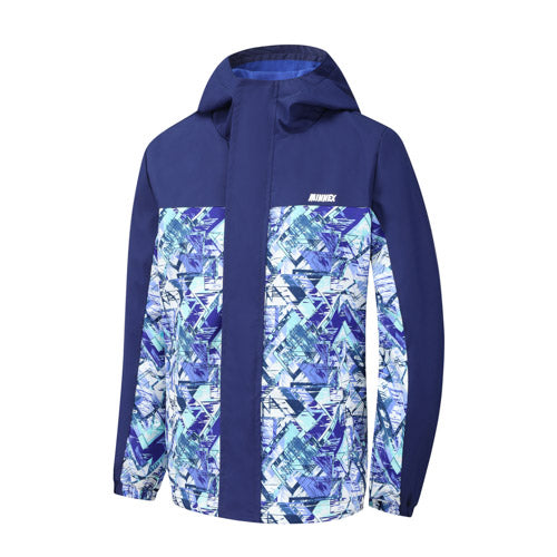 Minnex Store 藍色抓毛夾層童裝戶外褸<60221674-43>的肩部、兜帽和兩側是純海軍藍色，胸前和袖子上有幾何藍色、淺藍色、白色和茶色圖案。品牌標誌於左胸，時尚保暖。.
