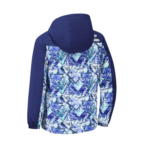 A 藍色抓毛夾層童裝戶外褸 <60221674-43> by Minnex Store，背部和袖子有幾何藍紫色圖案，側邊、袖子和兜帽有純深藍色面板，加上背部上方的品牌標誌。.