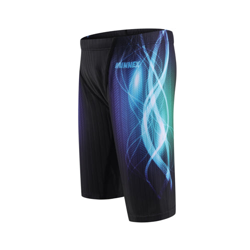 黑色男童泳褲 <68331022> 以膝上五分設計，一側有藍紫色抽象光影圖案，腰部印有ANNEX商標，時尚藍色漸層款，男孩專屬，於白色背景展示。.