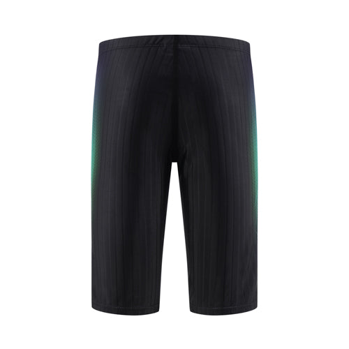 黑色男童泳褲 <68331022>，背面設計為及膝短褲，黑色為主，側邊有低調豎紋及微綠色漸層裝飾。.