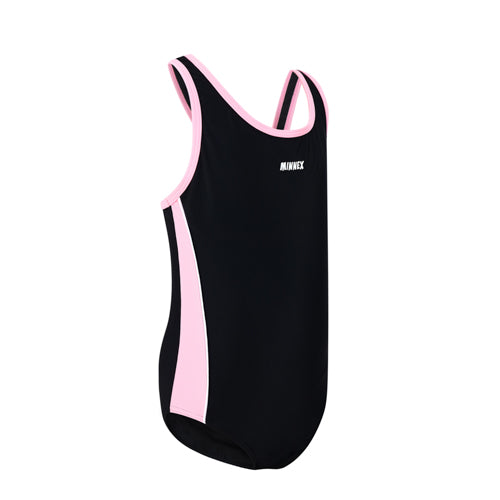 The 黑色女童練習泳衣 <68400615-B1> is a high-stretch girls' one-piece swimsuit with light pink side panels, a round neckline, and “MINNIE” on the chest—ideal as a stylish 女童泳衣 for swim practice.