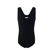 Minnex Store 黑色女童練習泳衣 <68400616-D3>以寬肩帶和小巧的白色 RWINNER 標誌為特色，非常適合女童作為練習泳衣在學校游泳課，顯示在白色背景上。.