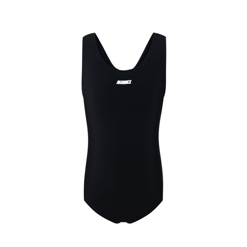 Minnex Store 黑色女童練習泳衣 <68400616-D3>以寬肩帶和小巧的白色 RWINNER 標誌為特色，非常適合女童作為練習泳衣在學校游泳課，顯示在白色背景上。.