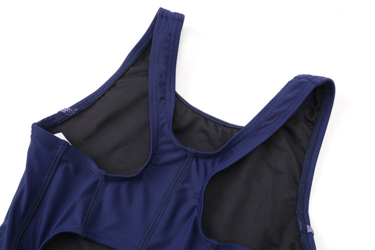 Close-up of 深藍色女童練習泳衣 <68401830-H1>, a navy blue girls’ training swimsuit with thick shoulder straps, black inner lining, and visible stitching details on a white background.
