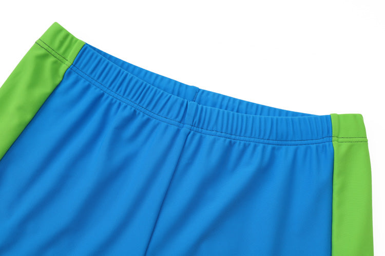 藍色及膝童裝防曬褲 <81255-F7>，展示自腰部以下，白色背景，天藍配綠側邊，是兒童泳裝的理想選擇，兼具舒適與時尚。.