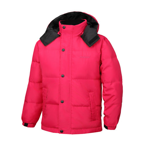 Minnex Store 玫紅色防風腰童裝羽絨褸 <K0103077-23>的特色為黑色襯裡兜帽、前鈕扣開襟、側袋和可調整的防風保暖袖口。白色背景。.