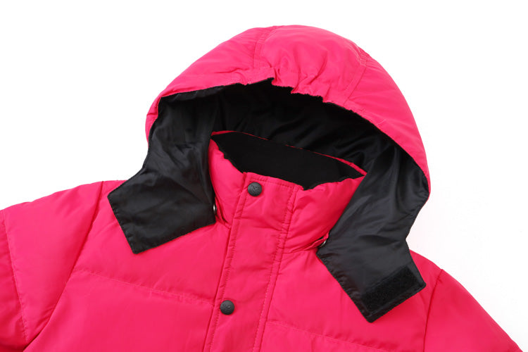 Minnex Store 玫紅色防風腰童裝羽絨褸 <K0103077-23>，高領、按扣及明顯車線設計，帽子及領內為黑色內裡，時尚可愛女童外套。純白背景襯托。.