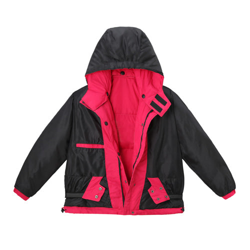 Minnex Store 玫紅色防風腰童裝羽絨褸 <K0103077-23> 是開放式平放展示，拉鏈開合、前方鈕扣和按扣、兩個口袋，袖口、下擺和襯裡的粉紅色點綴可愛時尚女童。.