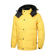 Minnex Store 黃色防風腰童裝羽絨褸 <K0103077-16> 採用明亮的黃色設計，搭配黑色可調整連帽、前方按扣、兩個前口袋，並提供防風防水保護，以純白色為底。.