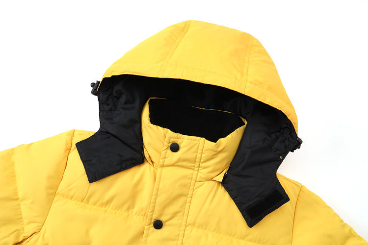 The Minnex Store 黃色防風腰童裝羽絨褸 <K0103077-16>是一款鮮黃色的兒童防風夾克，連帽、黑色襯裡、黑色按扣，既保暖又時尚，展示在白色背景上。.