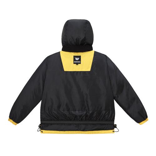 The Minnex Store 黃色防風腰童裝羽絨褸 <K0103077-16>是一款黃色防風設計的兒童羽絨夾克，設有兜帽，背部上方有黑白標誌貼片。.