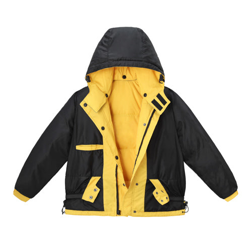 The Minnex Store 黃色防風腰童裝羽絨褸 <K0103077-16>是一件黑黃色拉鍊式童裝外套，有按扣、口袋、可調整腰圍/袖口，以及露出亮黃色襯裡的開放式設計。.