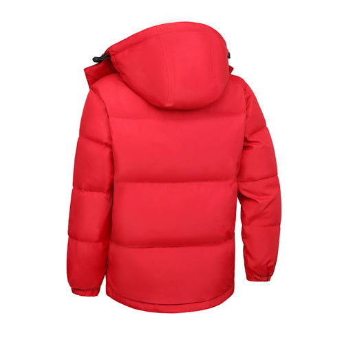 The Minnex Store 紅色防風腰童裝羽絨褸 <K0103077-24>是一款鮮紅色的兒童保溫夾克，附有兜帽和橫向縫線，從背面看是為了讓孩子們在寒冷天氣下也能保暖舒適。.