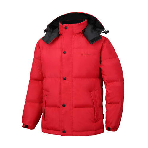 Minnex Store 紅色防風腰童裝羽絨褸<K0103077-24>是一件鮮紅色的童裝外套，高領、前鈕扣、兩個大口袋、黑色襯裡兜帽、可調整袖口、閃亮的夾棉外觀，以及防風防潑水保護。.