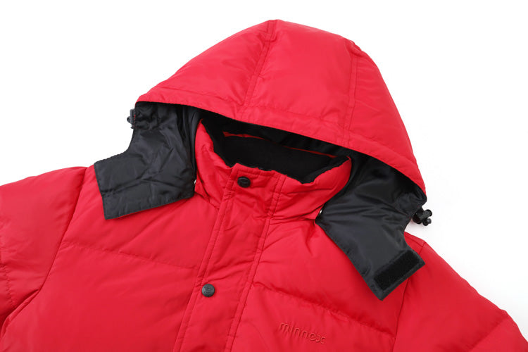 Minnex Store 紅色防風腰童裝羽絨褸 <K0103077-24>特寫，鮮紅外套搭配黑色襯裡、高領、按扣、兜帽抽繩，提供冬季防風防潑水保護。.