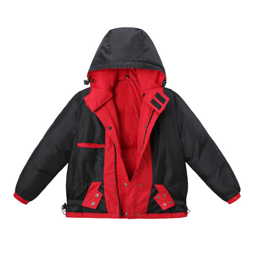 Minnex Store 紅色防風腰童裝羽絨褸<K0103077-24>是一款黑紅色連帽 兒童保暖外套，有按扣、拉鏈開合、多個口袋、紅色內襯和伸展手臂的平放式展示。.