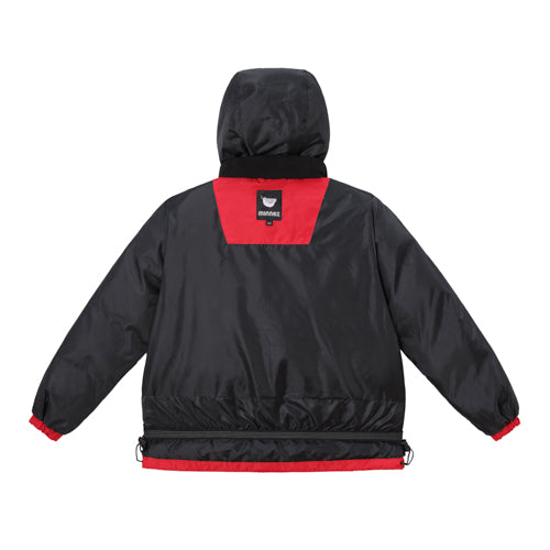 紅色防風腰童裝羽絨褸 <K0103077-24> by Minnex Store，黑底紅肩袖及下擺配色，背面展示，上背有品牌方形標誌，具防風防潑水設計，保暖實用。.