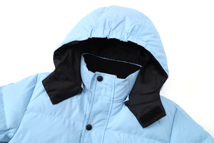 Minnex Store 天藍色防風腰童裝羽絨褸<K0103077-40>的特寫，帶兜帽，黑色襯裡，衣領和兜帽上有魔術貼，展示在白色上。這款童裝保暖外套為冬日提供防風防水保護。.