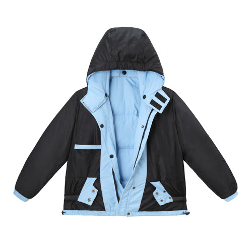 Minnex Store 天藍色防風腰童裝羽絨褸<K0103077-40>以連帽、淺藍色內裡和天藍色為特色。按扣和領帶為這款舒適的童裝保暖外套增添了風格。.