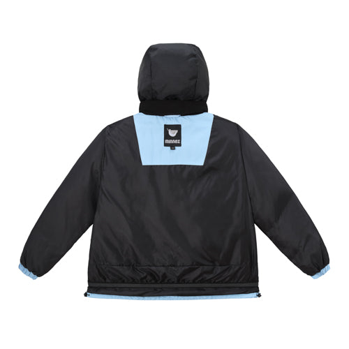 Minnex Store 的黑色天藍色防風腰童裝羽絨褸<K0103077-40>，淺藍色的上背板，白色和黑色的 MANEK 標誌，加上搭配的淺藍色袖口和下擺，從後面看，時尚感十足。.