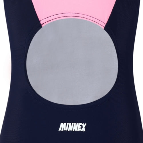 Close-up of 寶藍色女童練習泳衣 <68400464-Y1> featuring a large gray circle on the back, a pink section above, and “MINNEX” in white on navy blue 彈性布料.